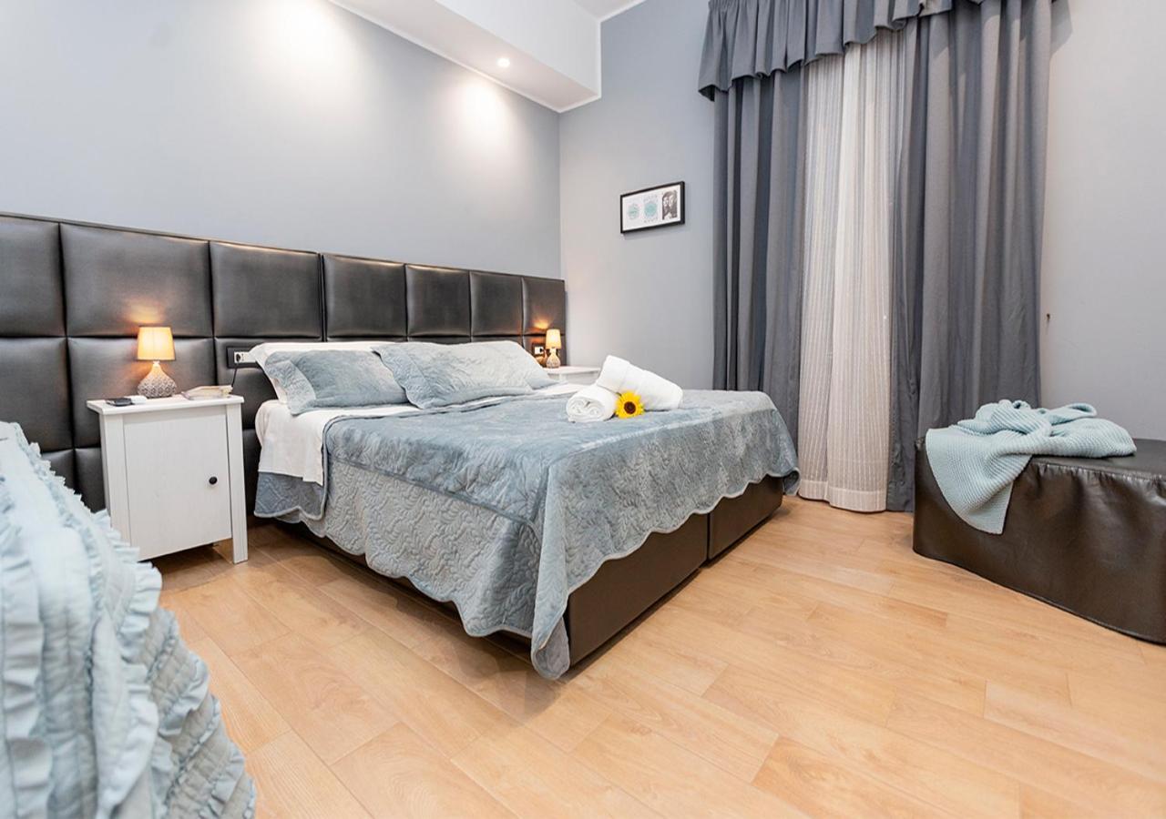 B&B Vico Milano 18 Naples Extérieur photo