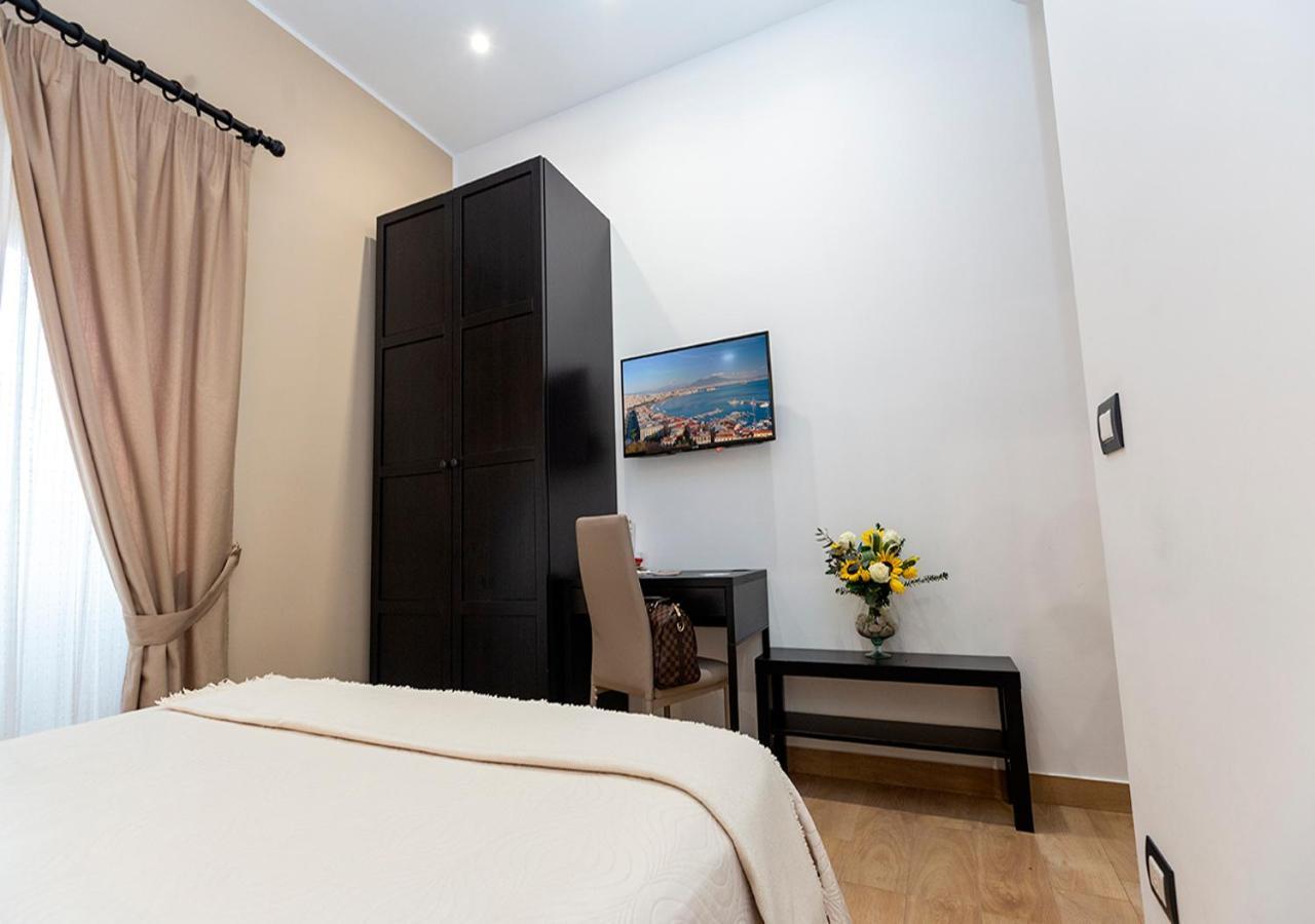 B&B Vico Milano 18 Naples Extérieur photo