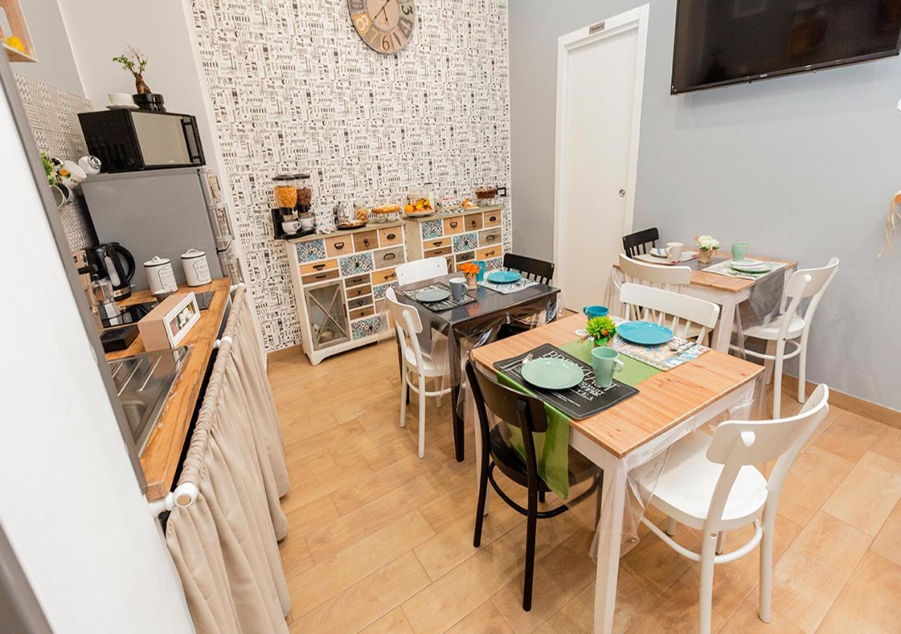 B&B Vico Milano 18 Naples Extérieur photo