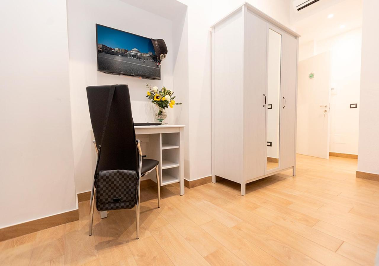 B&B Vico Milano 18 Naples Extérieur photo